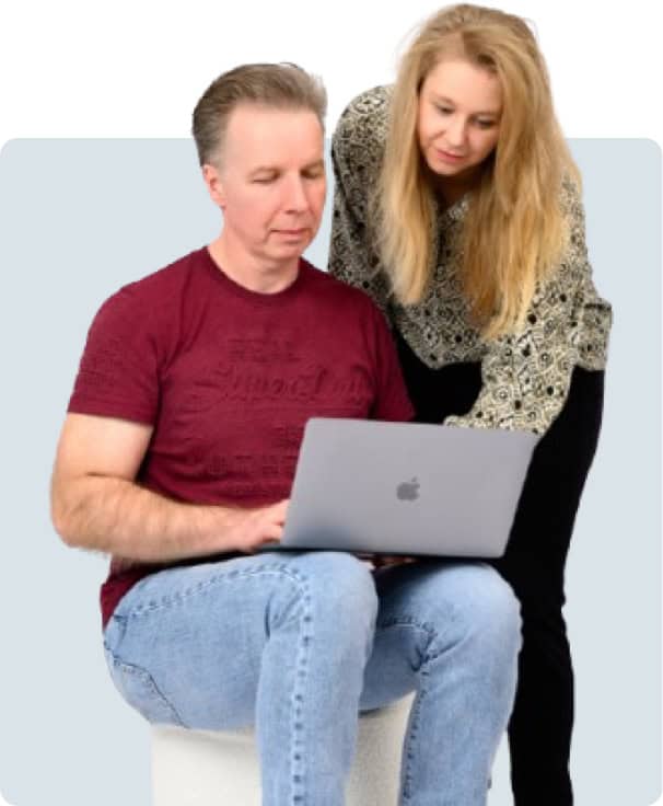 Sharon en Olaf kijken op laptop